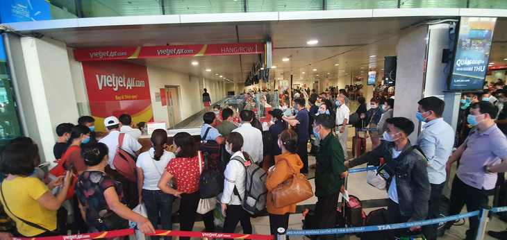Sân bay Tân Sơn Nhất đông nghẹt, khách xếp hàng suýt lỡ chuyến - Ảnh 5.