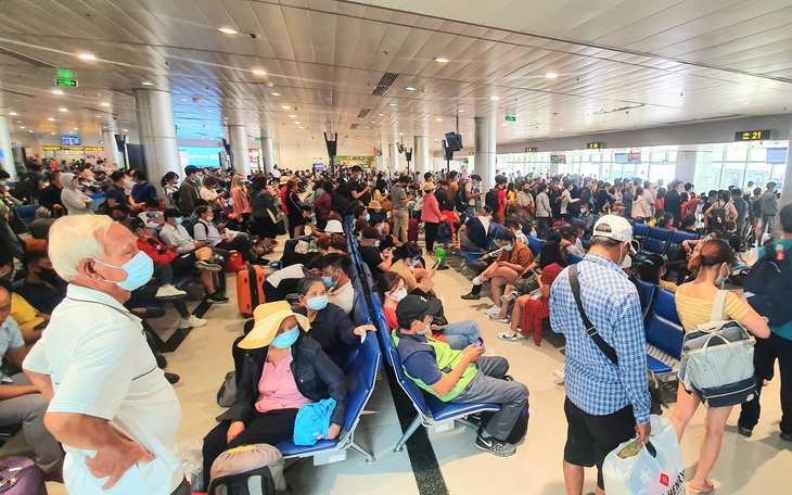 Nhiều hành khách không mang khẩu trang ở sân bay, có biểu hiện lơ là phòng chống dịch