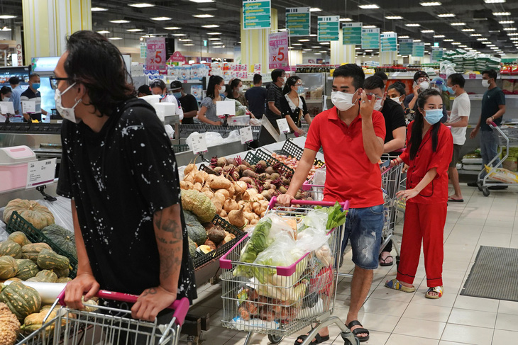 Thủ đô Phnom Penh phong tỏa 2 tuần, người dân Campuchia đổ xô mua thực phẩm - Ảnh 1.