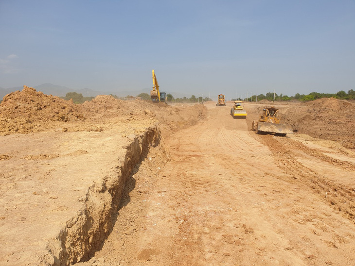 Cao tốc Bắc - Nam Vĩnh Hảo - Phan Thiết nguy cơ chậm vì thiếu hàng triệu m3 đất - Ảnh 1.