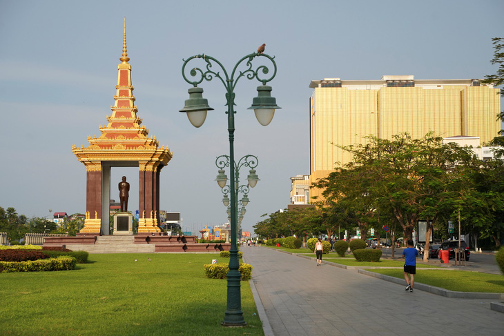 Thủ đô Phnom Penh trước nguy cơ phong tỏa dài hạn - Ảnh 2.