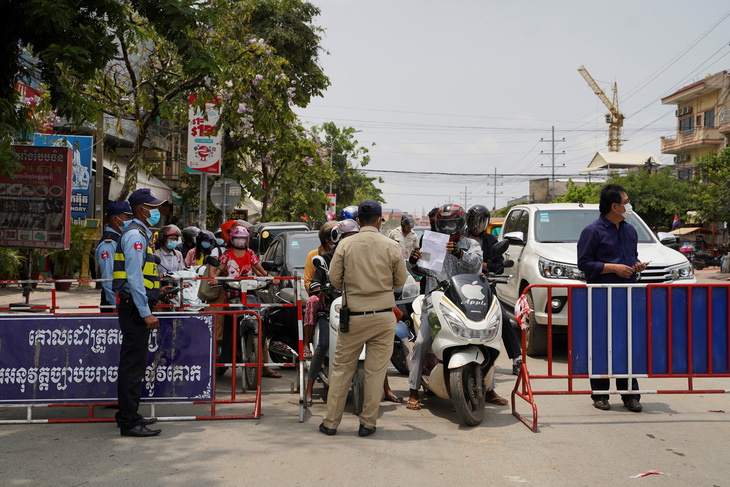Thủ tướng Hun Sen lệnh phong tỏa cứng thủ đô Phnom Penh - Ảnh 3.