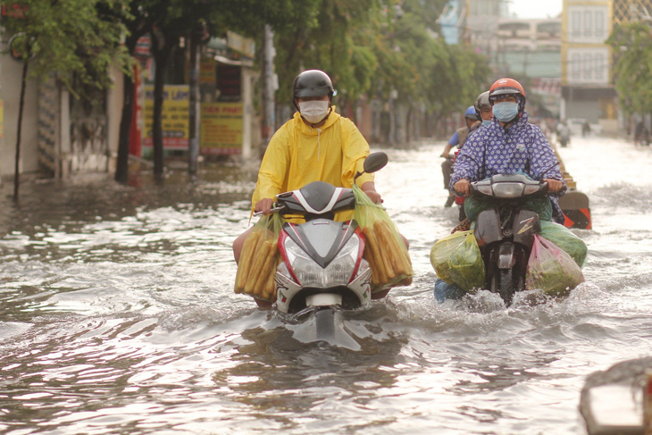 TP.HCM và miền Nam mưa đêm, sáng ngập vì sao? - Ảnh 1.