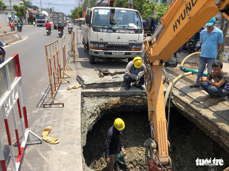 Xuất hiện hố sâu 2m trên đường Huỳnh Tấn Phát, TP.HCM - Ảnh 1.
