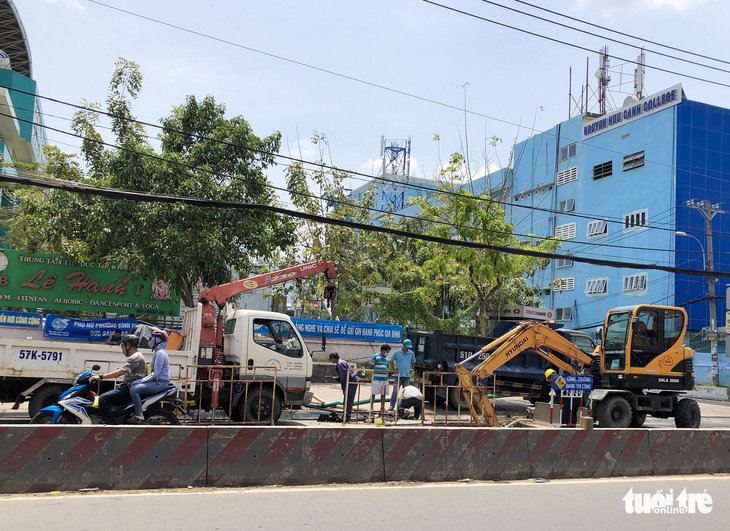 Xuất hiện hố sâu 2m trên đường Huỳnh Tấn Phát, TP.HCM - Ảnh 4.