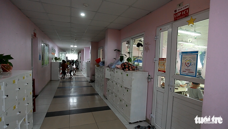 Nhiều học sinh nghi bị ngộ độc thực phẩm ở Trường Isaac Newton, Hà Nội - Ảnh 1.