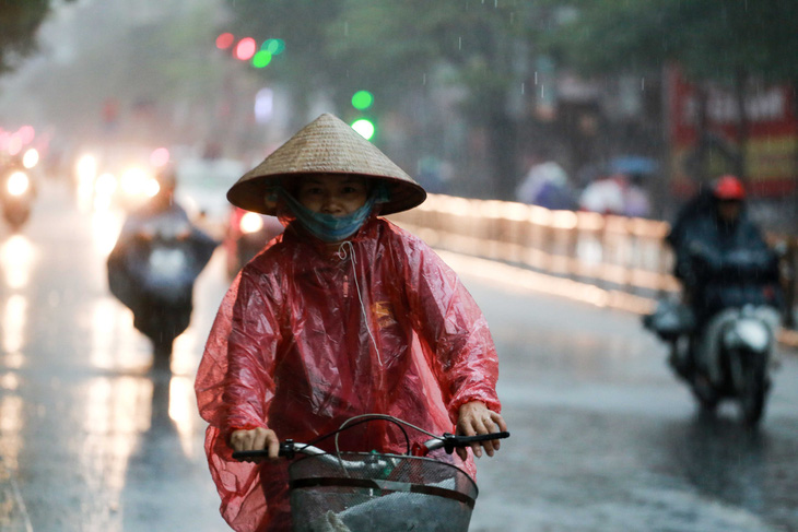 Bắc Bộ đón đợt mưa lớn, Hà Nội có thể đón mưa dông chiều tối 3-5 - Ảnh 1.