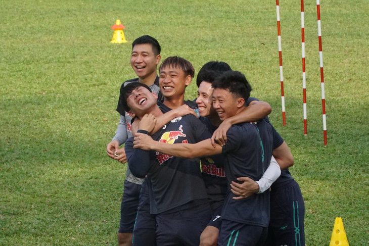 Vòng 10 V-League 2021: Bất chấp kết quả ra sao, Hoàng Anh Gia Lai vẫn dẫn đầu... - Ảnh 1.