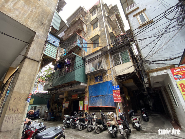 Chung cư cũ trung tâm Hà Nội xuống cấp nghiêm trọng, dân vẫn muốn tái định cư tại chỗ - Ảnh 2.