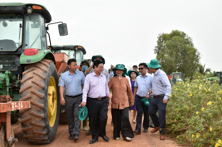 Tân Bộ trưởng Lê Minh Hoan thăm Nông trường Thành Long - Tây Ninh - Ảnh 1.