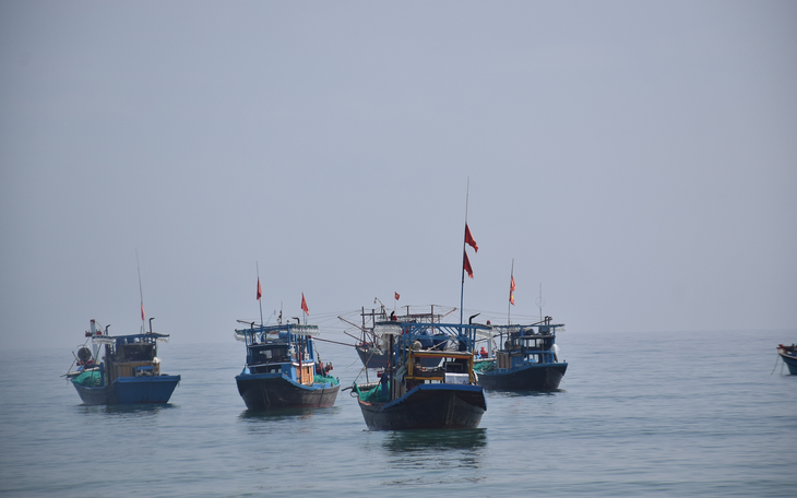 Sau 1 tháng mất tích, xác định tàu câu mực và 9 ngư dân bị bắt giữ ở Thái Lan