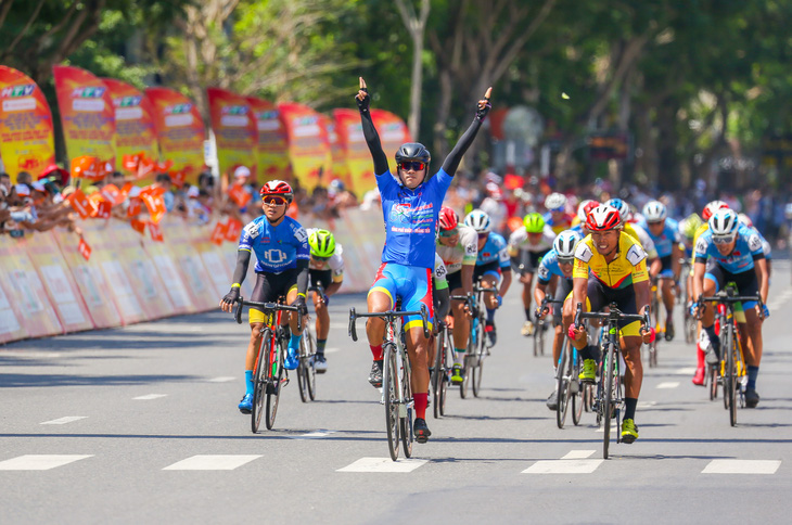 Nguyễn Trường Tài lật đổ cựu tuyển thủ xe đạp U23 Pháp - Ảnh 2.