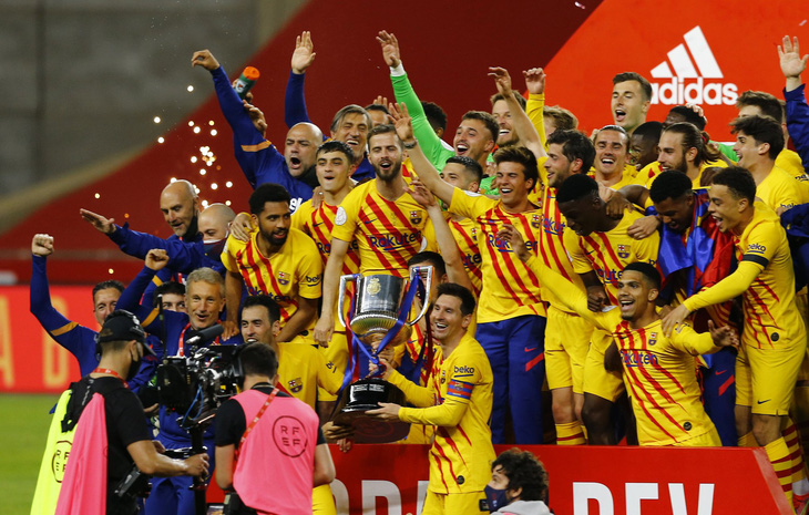 Messi lập cú đúp giúp Barca thắng 4 sao, đăng quang Cúp nhà vua - Ảnh 1.