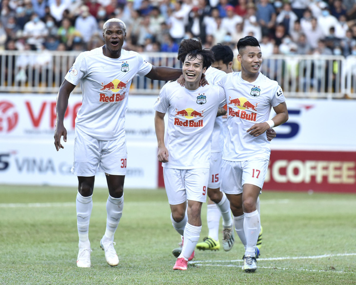Chiến thắng CLB Hà Nội, HAGL giành vé đầu tiên vào nhóm 6 đội đua vô địch - Ảnh 1.