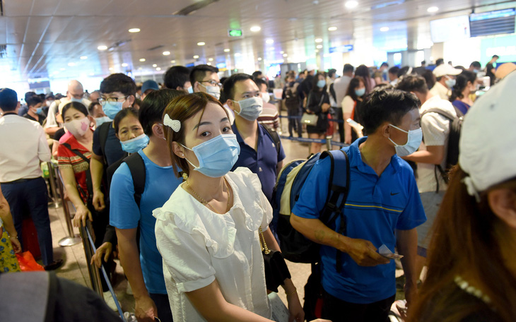 Hàng ngàn khách chen chúc chờ soi chiếu ở sân bay Tân Sơn Nhất