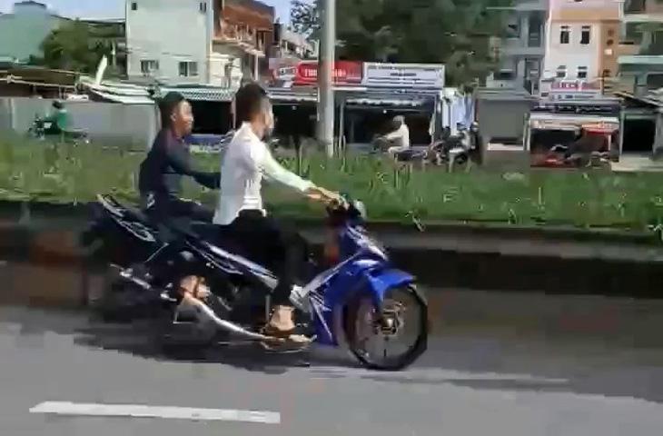 Clip dân quay cảnh quái xế chặn đường Nguyễn Văn Linh quậy giữa ban ngày - Ảnh 2.