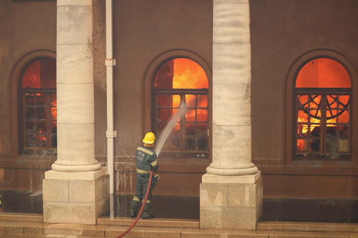 Cháy rừng, thư viện cổ ĐH Cape Town thành ngọn đuốc - Ảnh 4.