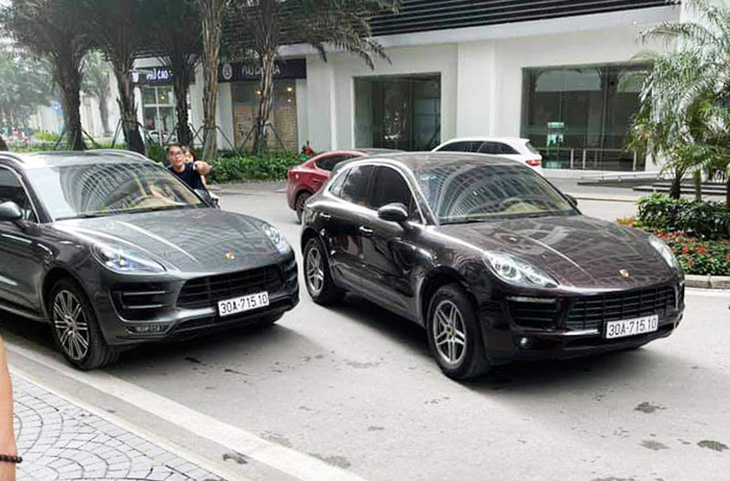 Cặp xe sang Porsche Macan trùng biển số chạm mặt ở Hà Nội - Ảnh 1.