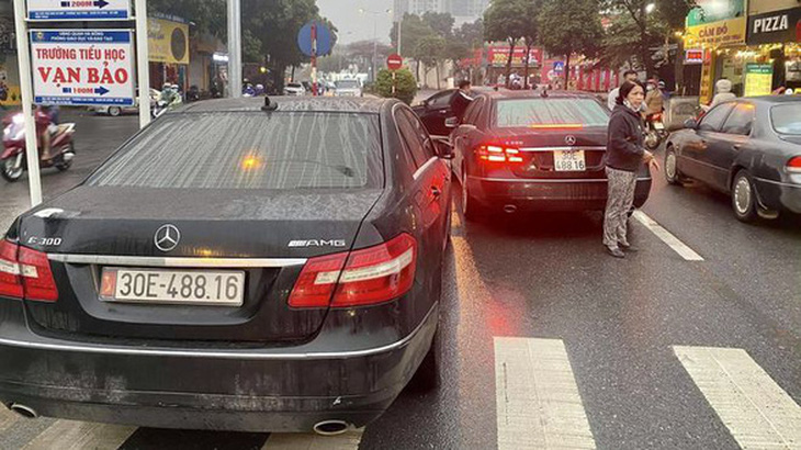 Cặp xe sang Porsche Macan trùng biển số chạm mặt ở Hà Nội - Ảnh 2.
