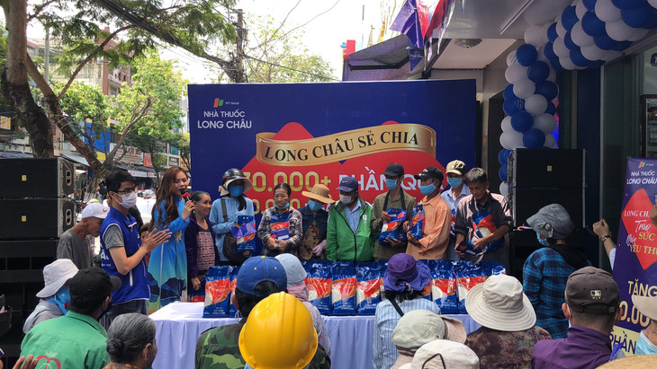 FPT Long Châu trao tặng miễn phí 210.000 ngày thuốc và 140 tấn gạo trên toàn quốc - Ảnh 1.