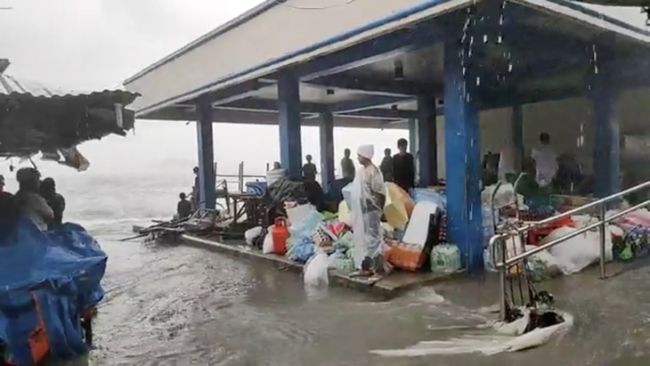 Dự báo bão Surigae suy yếu, Philippines vẫn sơ tán hơn 68.000 người - Ảnh 2.