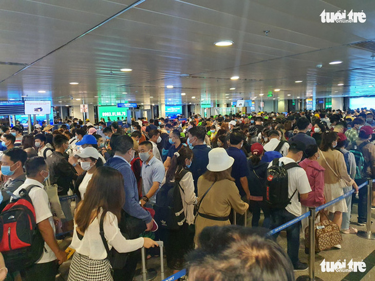 Sân bay Tân Sơn Nhất phải làm gì để giảm ùn ứ tại khu vực soi chiếu an ninh? - Ảnh 1.