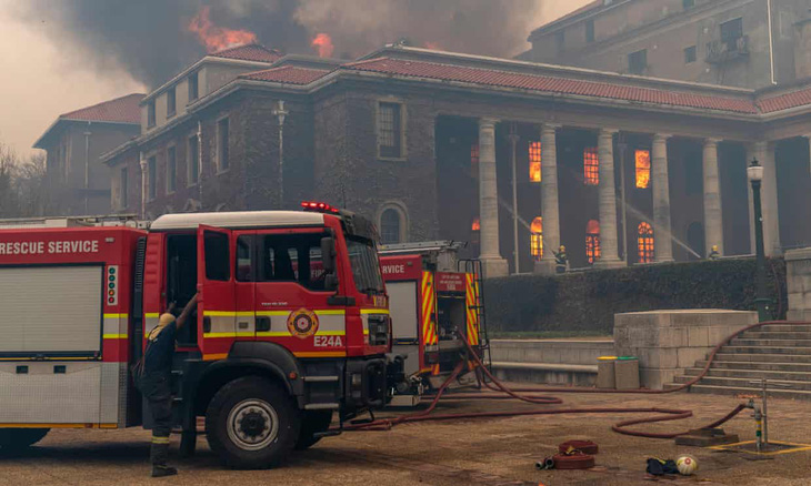 Cháy rừng, thư viện cổ ĐH Cape Town thành ngọn đuốc - Ảnh 3.