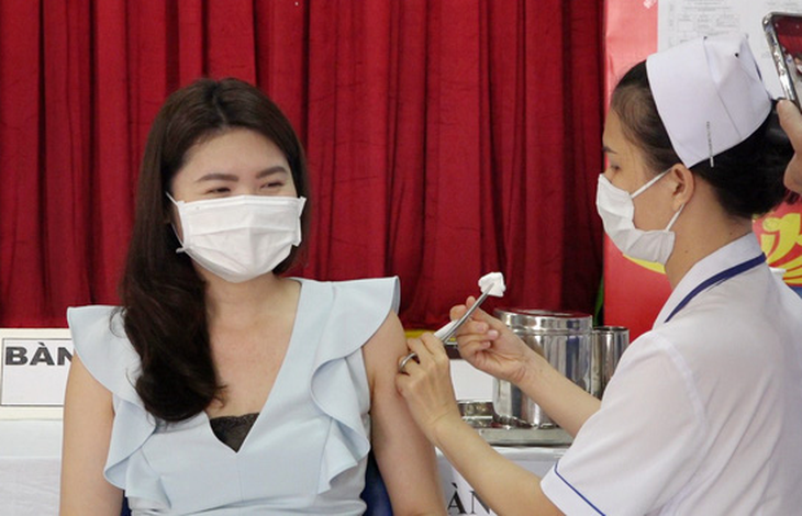 TP.HCM tiêm vắc xin ngừa COVID-19 đợt 2 cho nhân viên y tế, nhân viên sân bay - Ảnh 1.