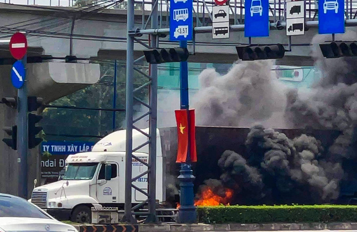 Xe container bốc cháy ngùn ngụt khi dừng đèn đỏ trên xa lộ Hà Nội - Ảnh 2.