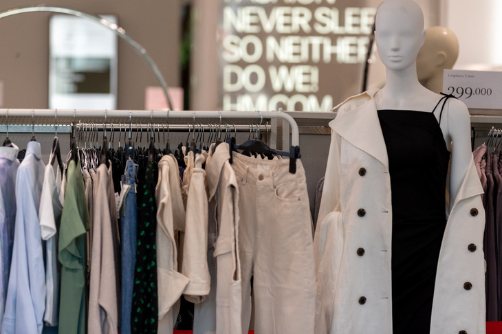 H&M hướng tới tương lai bền vững của thời trang qua chiến dịch Let’s Reuse - Ảnh 1.
