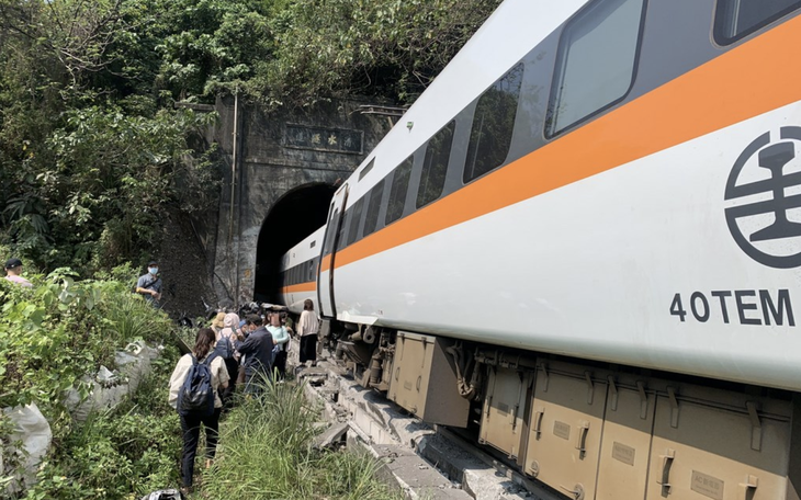 Tai nạn thảm khốc ở Đài Loan: Xe lửa trật đường ray, 48 người chết, 86 người bị thương