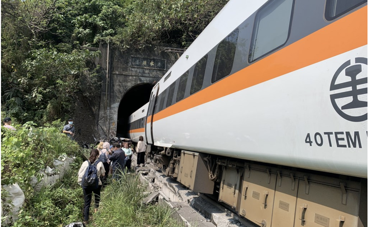 Tai nạn thảm khốc ở Đài Loan: Xe lửa trật đường ray, 48 người chết, 86 người bị thương - Ảnh 1.