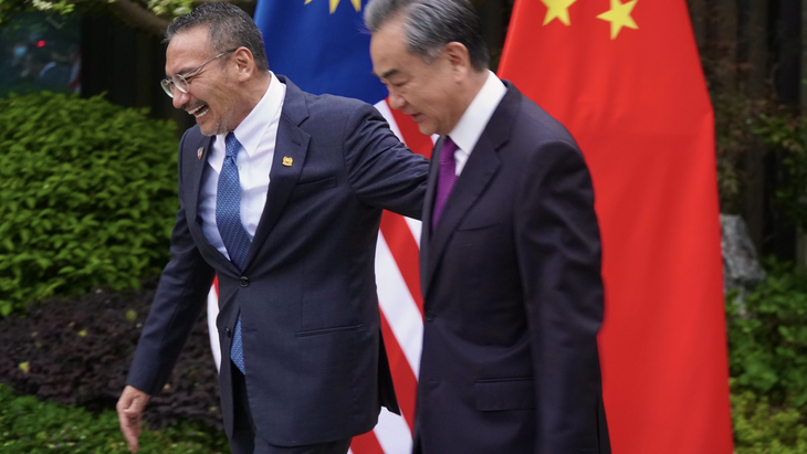 Ngoại trưởng Malaysia gọi đồng cấp Trung Quốc là đại ca, dân không vui - Ảnh 1.