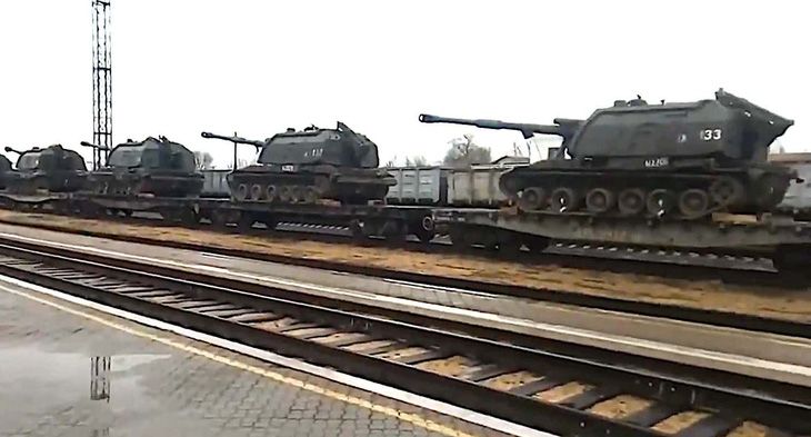 Ukraine: Nhiều xe tăng, khí tài quân sự Nga áp sát biên giới, Mỹ cảnh báo Matxcơva - Ảnh 1.