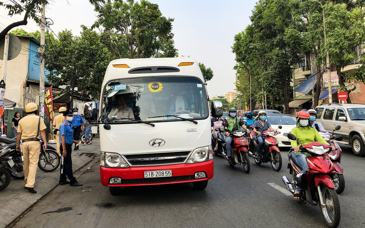 Thì ra ‘xe dù, bến cóc’ ở TP.HCM chui ra từ... kẽ hở cấp phép