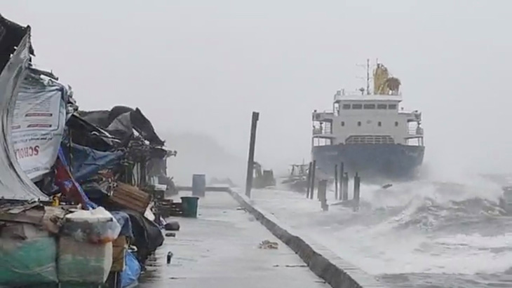 20 thủy thủ mất tích tại Philippines sau khi tàu mắc cạn giữa siêu bão Surigae - Ảnh 1.