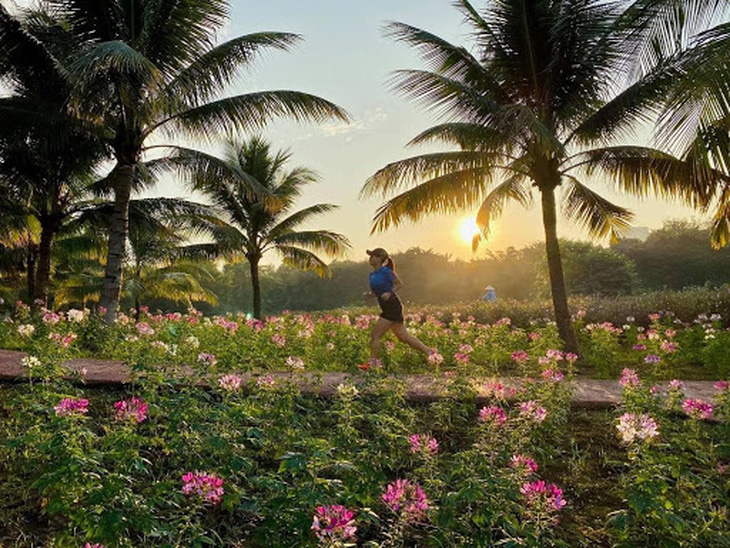 Cung đường chạy marathon đẹp như mơ tại Ecopark - Ảnh 2.