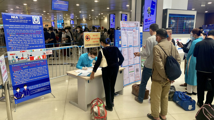 Sân bay Nội Bài hỗ trợ khách khai báo y tế để không kẹt dịp nghỉ lễ 30-4 - Ảnh 1.