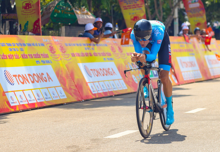 Loic Desriac chạy cá nhân tính giờ gần 50km/h - Ảnh 1.