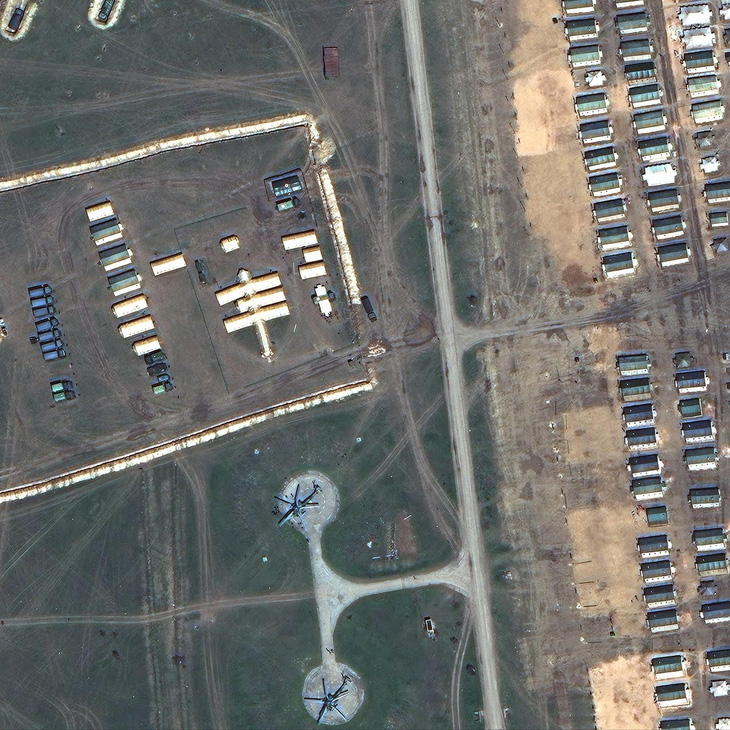 Ảnh vệ tinh tiết lộ khí tài Nga triển khai gần Ukraine - Ảnh 6.