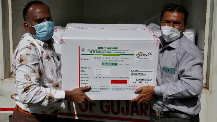 Dịch COVID tăng dữ dội ở Ấn Độ, các nước nghèo càng thiếu vắc xin - Ảnh 1.
