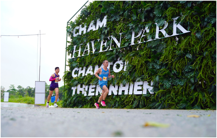 Chạy marathon trên cung đường ngập sắc xanh ở đô thị Ecopark - Ảnh 4.