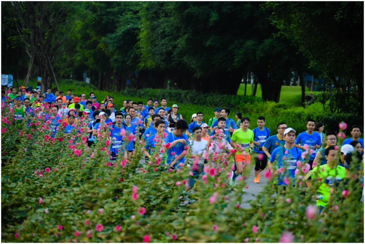 Chạy marathon trên cung đường ngập sắc xanh ở đô thị Ecopark - Ảnh 6.