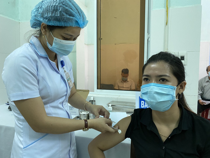Quảng Nam tiêm 8.400 liều vắc xin COVID-19 cho lực lượng tuyến đầu chống dịch - Ảnh 1.