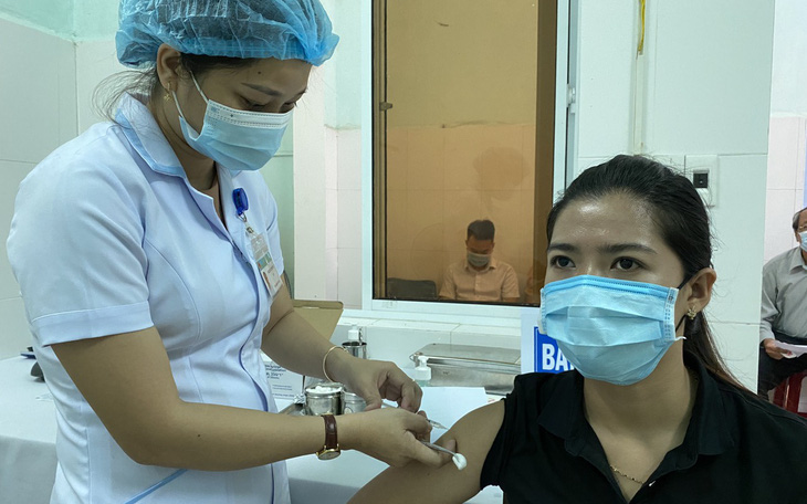 Quảng Nam tiêm 8.400 liều vắc xin COVID-19 cho lực lượng tuyến đầu chống dịch