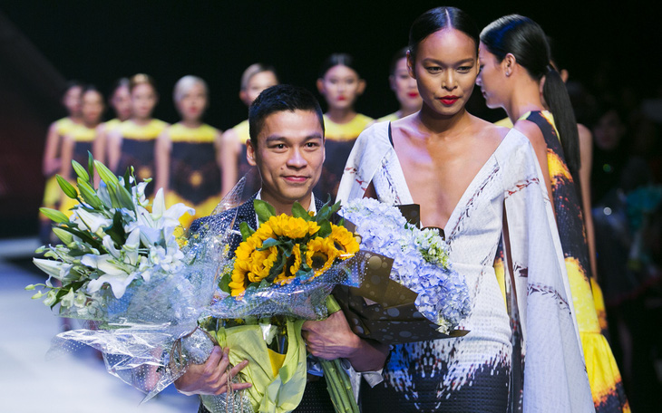 Adrian Anh Tuấn mở màn Tuần lễ thời trang quốc tế Việt Nam Xuân Hè 2021
