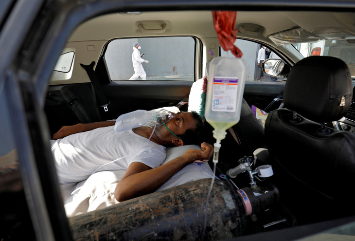 Xe chở oxy ở Ấn Độ được bảo vệ như xe chở vàng - Ảnh 1.
