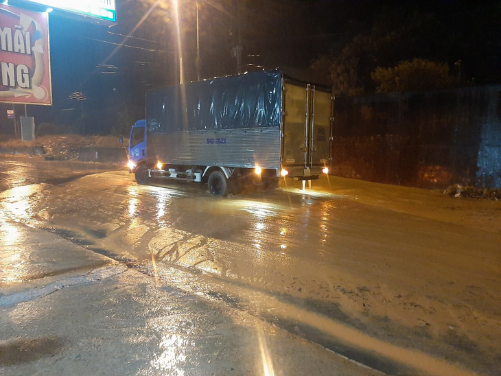 Mũi Né nhiều nơi sạt lở sau mưa, taxi, xe cứu thương... bị sa lầy phải nhờ xe cẩu giải cứu - Ảnh 1.