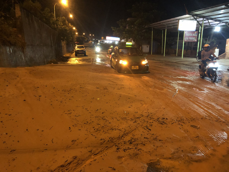 Mũi Né nhiều nơi sạt lở sau mưa, taxi, xe cứu thương... bị sa lầy phải nhờ xe cẩu giải cứu - Ảnh 2.