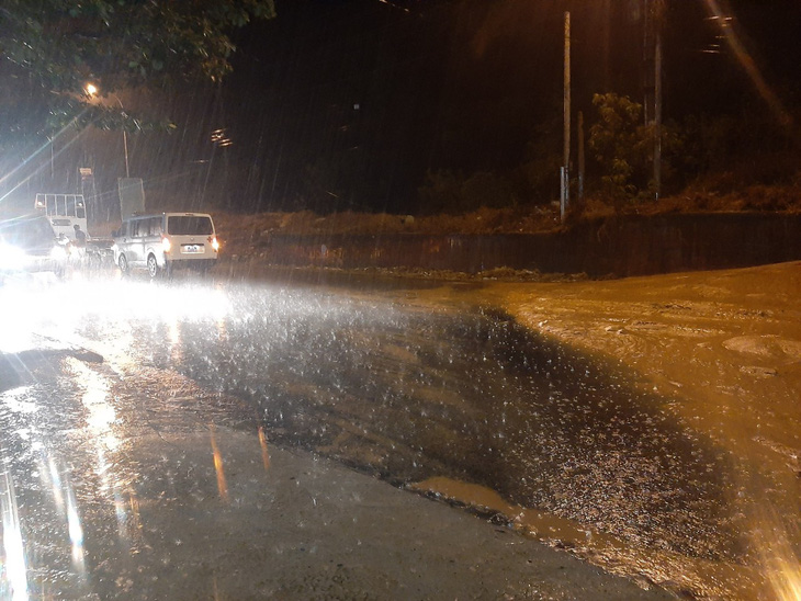 Mũi Né nhiều nơi sạt lở sau mưa, taxi, xe cứu thương... bị sa lầy phải nhờ xe cẩu giải cứu - Ảnh 3.